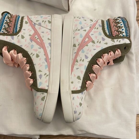 POPPY HIGH TOP SNEAKERS.  NEW - Picture 6 of 7